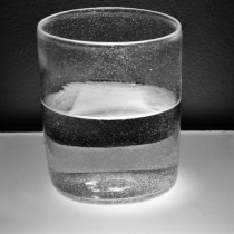 Защо никога не трябва да пиете престояла вода в чаша от вчера?
