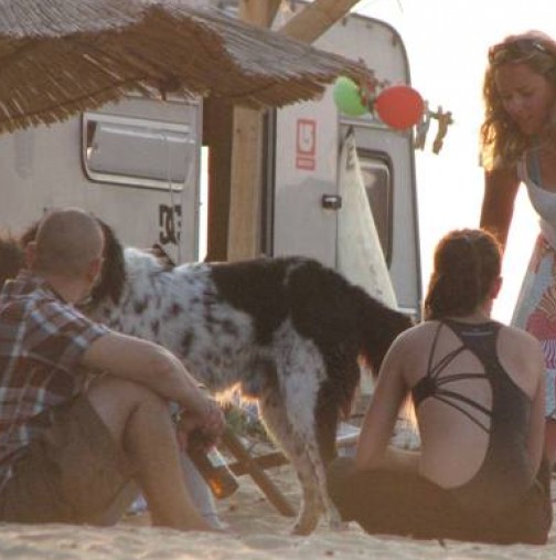 Вижте как прекарва почивката си Лора Крумова, с дрехи на плажа