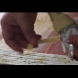ВИДЕО: Тя завила тесто около фолио и направила нещо, което е много вкусно и ще ви изуми!