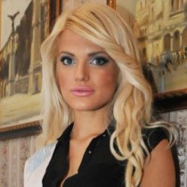 Вижте невероятната българка, която победи анорексията и булимията и се нареди сред топ красавиците на света
