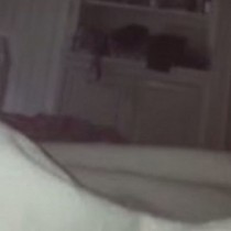 Ужасен баща видя призрак с малката си дъщеря в стаята й-Видео
