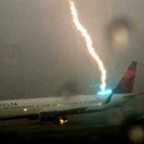 Ексклузивно: Мълния удари пътнически самолет (Ужасяващо видео разтърси интернет)