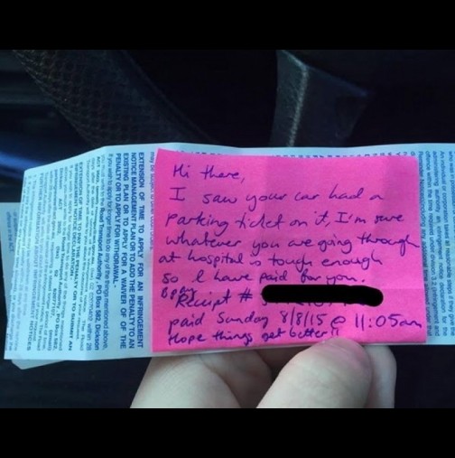 Майка с болно дете откри изненадваща бележка върху колата си