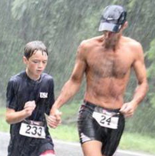 Защо тази снимка на баща и син, които вървят под дъжда, е вдъхновение за мнозина