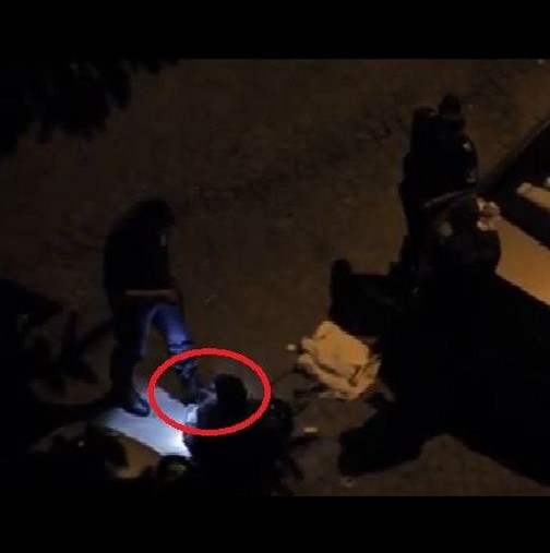 Петима полицаи ритат и обиждат възрастен човек в София - Потресаващо видео от вчера!