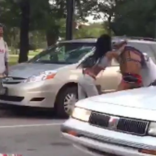 Три жени пребиха едър мъж с детско столче и бухалка на улицата