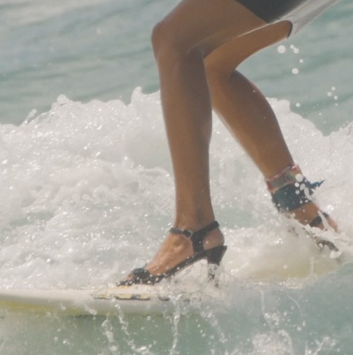 Можете ли така? Тази жена кара сърф с рокля и на високи токчета! (Видео)