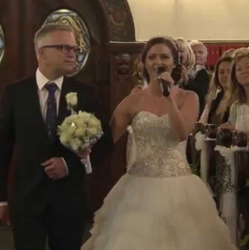 Тази булка трогна всички, които дойдоха на нейната сватба, с начина по който отиде до младоженеца ...