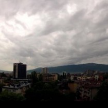 Силен дъжд се изсипва над София