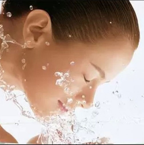 Измийте довечера лицето си с газирана вода- резултатите са зашеметяващи