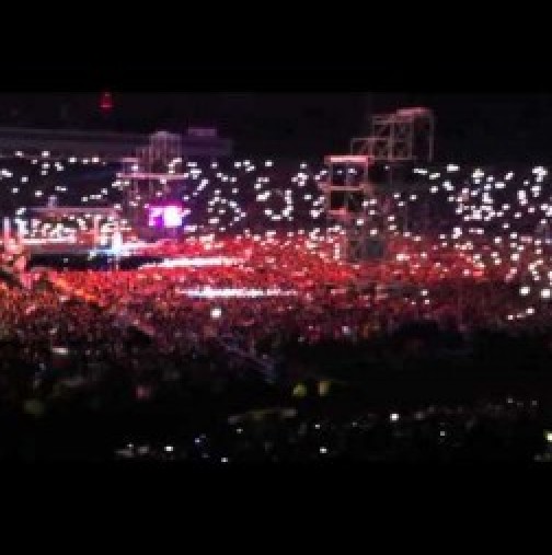 Вижте как Слави накара 70 000 души пеят химна на България като един! Видео