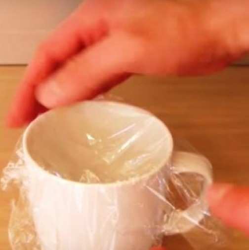 Той сложи найлоново фолио върху чаша и изсипа вътре яйце-Вижте защо го направи!