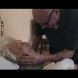 Няма да издържите дълго, защото ще се просълзите: 92-годишен мъж пее любовна песен за последен път на умиращата си съпруга