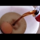 Този човек заля яйце с кока кола и това, което се случи ще ви изуми и шокира (Видео)