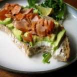 Диетичен сандвич с авокадо и сьомга