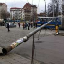 Стълб падна върху тролей в София