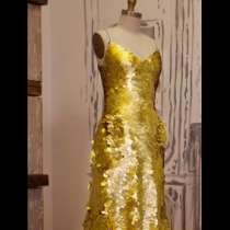 Бляскава, 24 - каратова златна рокля за реклама на сладолед