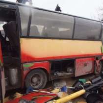 Мъж и жена пострадаха при катастрофа на такси и автобус