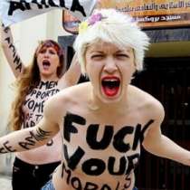 Женската организация Фемен на гол протест