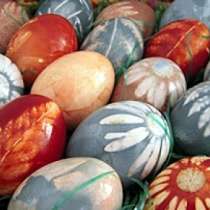 Боядисване на яйца за Великден по рецептите на баба с естествени багрила