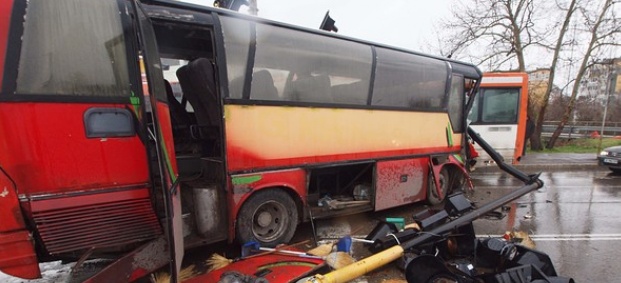 Мъж и жена пострадаха при катастрофа на такси и автобус