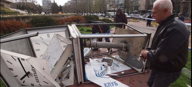 Силен вятър във Варна събори часовника пред общината
