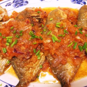 Пържена риба с чеснов доматен сос