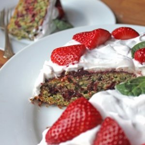 Мраморна торта с ягоди и спанак