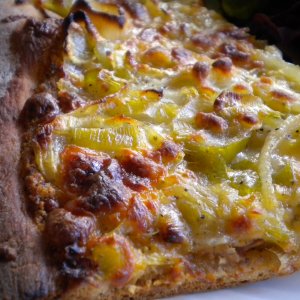 Тиквена пица със сирена и лук