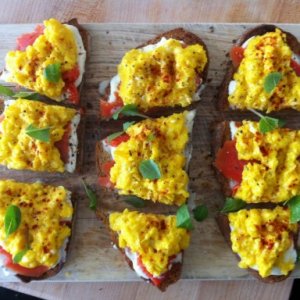 Сандвич със сьомга и бъркани яйца