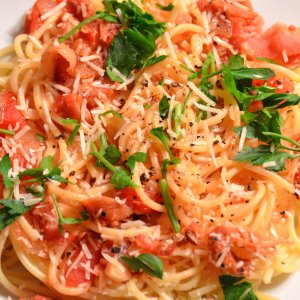 Бързи спагети с домати и кашкавал