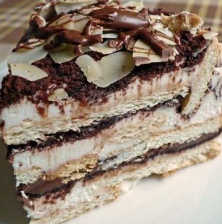 Бисквитена торта с Маскарпоне и течен шоколад