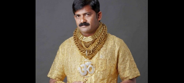 Индиец си купи златна риза за баснословна сума