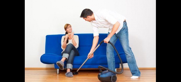 Двойките са по-щастливи, ако мъжете чистят