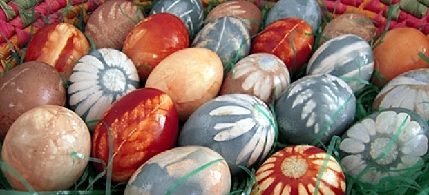 Боядисване на яйца за Великден по рецептите на баба с естествени багрила