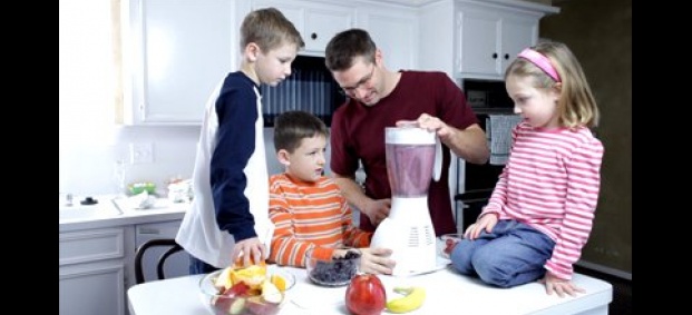 Бащите ядат двойно по-малко плодове от децата си