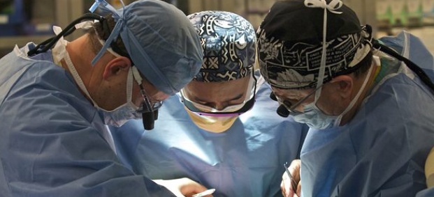 Британски анестезиолог публикува роман, написан в операционната