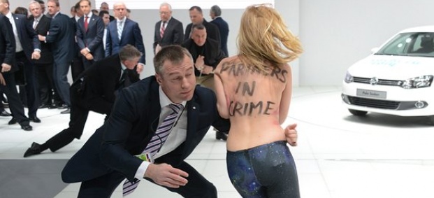 Фемен протестират с голи гърди срещу Путин в Германия-ВИДЕО