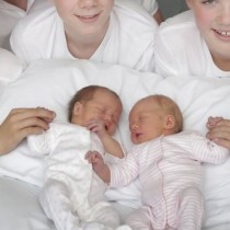 Майка на две двойки близнаци, реши да опита трети път, поради една причина и вижте какво се случи!