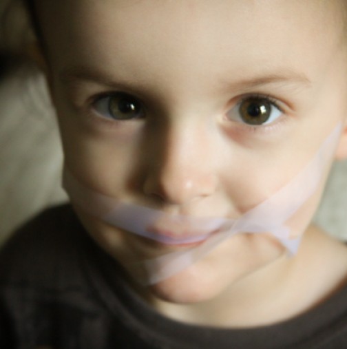 Залепиха с тиксо устата на дете в детска градина в София