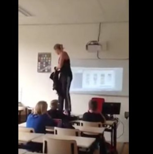 Учителка по биология се съблече пред учениците си-Вижте защо го направи!