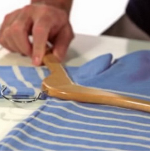 Как да закачвате блузите на закачалки, без да се разтягат?