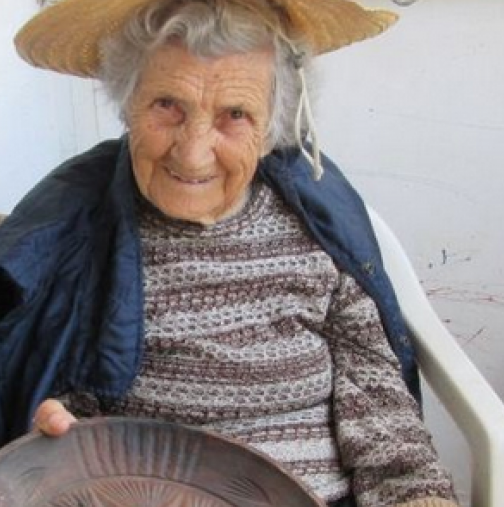 Хитовите снимки на 94-годишна българска баба в eBay - Вижте какво продава!