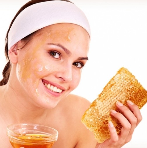 Тази жена си изми лицето с мед. Ето защо и вие трябва да го направите. Резултатите са удивителни!