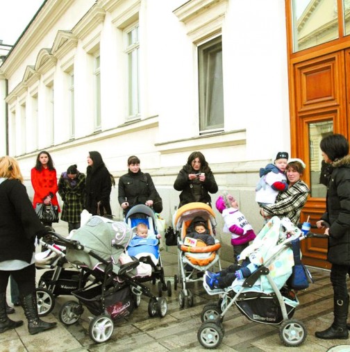 Важна информация за всички родители! От 1 януари спират детските надбавки-Вижте, какво трябва да направите!