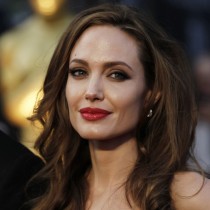 С акне и петна по лицето: Вижте как изглежда Анджелина Джоли без грам грим!!!