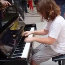 На гарата в Париж имаше пиано! Това момченце седна и удиви всички! Българче е!