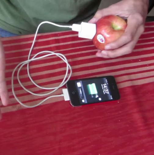 Той постави зарядното в ябълката се случи чудо! Вижте как зареди телефона си!