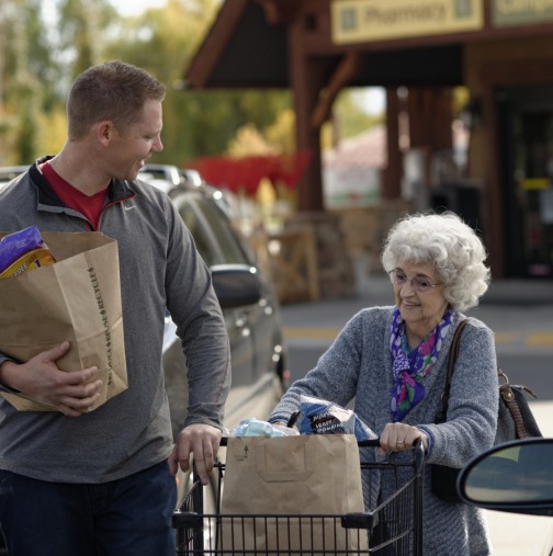 Млад мъж забелязва възрастна жена, която го следва навсякъде в супермаркета. Причината ще ви остави без думи! 