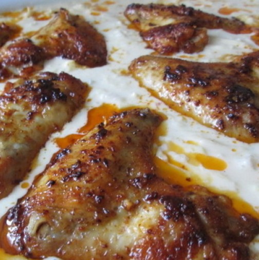 Сочно пиленце в сос, който допълва вкуса и аромата му. Страхотна идея за обяд и вечеря
